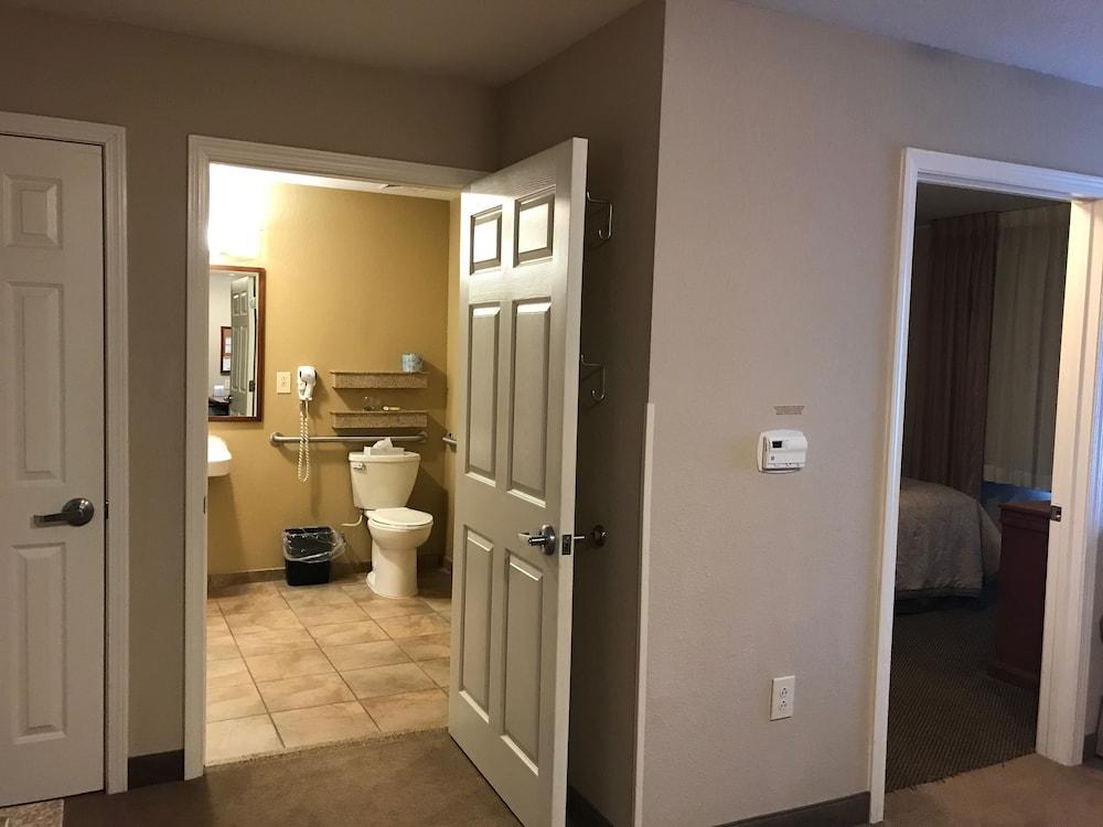 Candlewood Suites Kansas City Airport Exterior photo