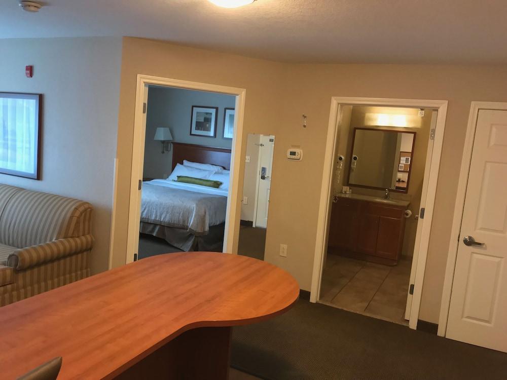 Candlewood Suites Kansas City Airport Exterior photo