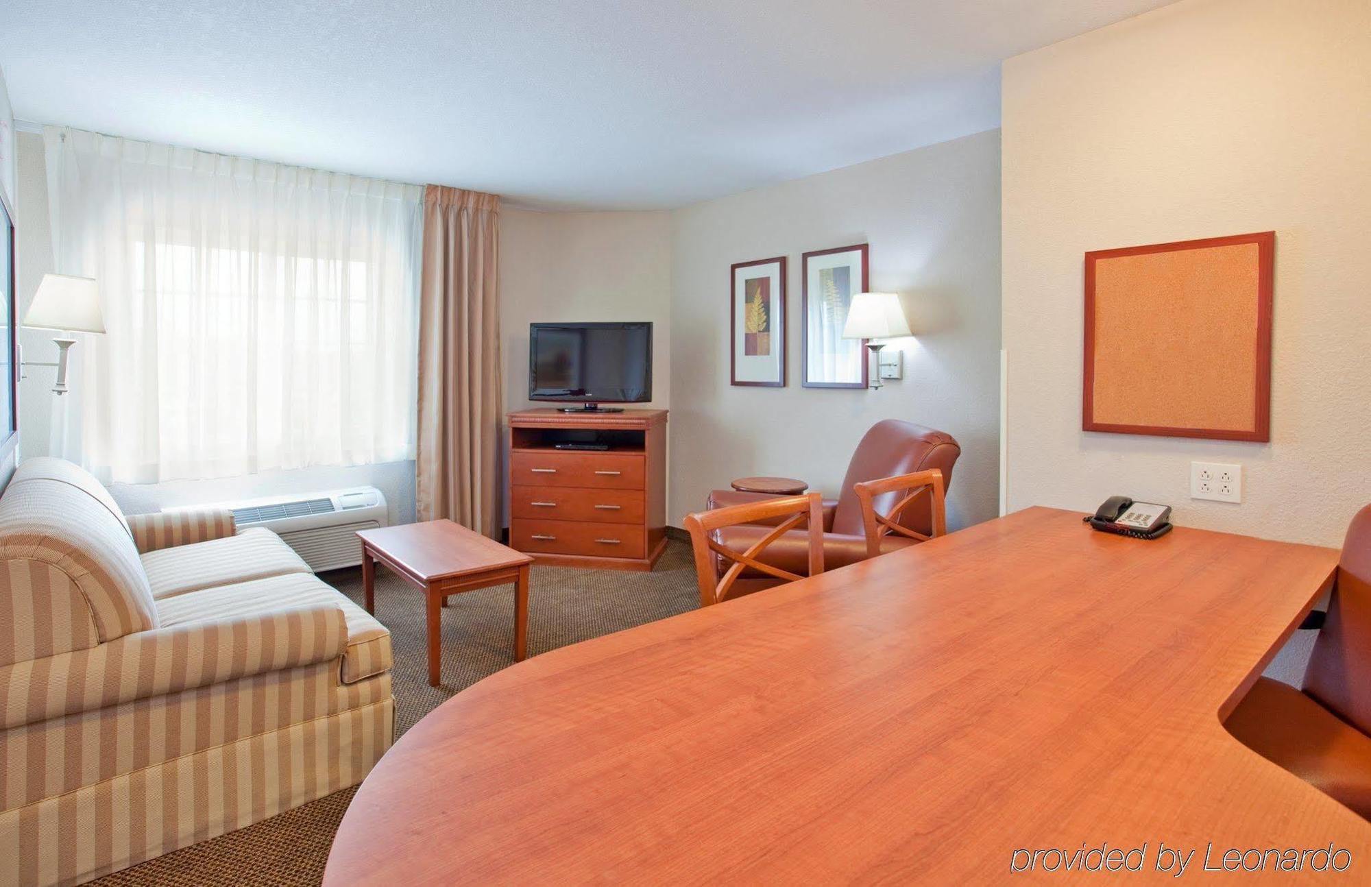 Candlewood Suites Kansas City Airport Room photo