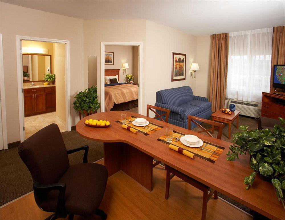 Candlewood Suites Kansas City Airport Room photo