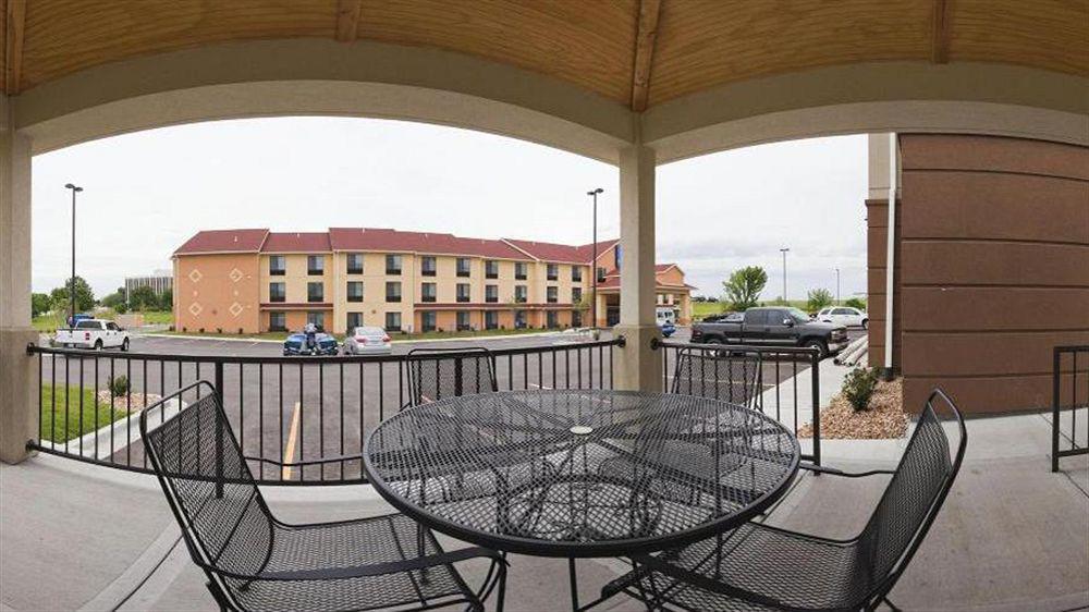 Candlewood Suites Kansas City Airport Exterior photo