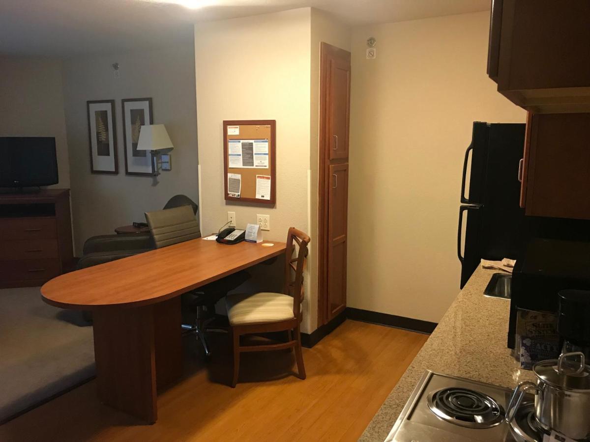 Candlewood Suites Kansas City Airport Exterior photo