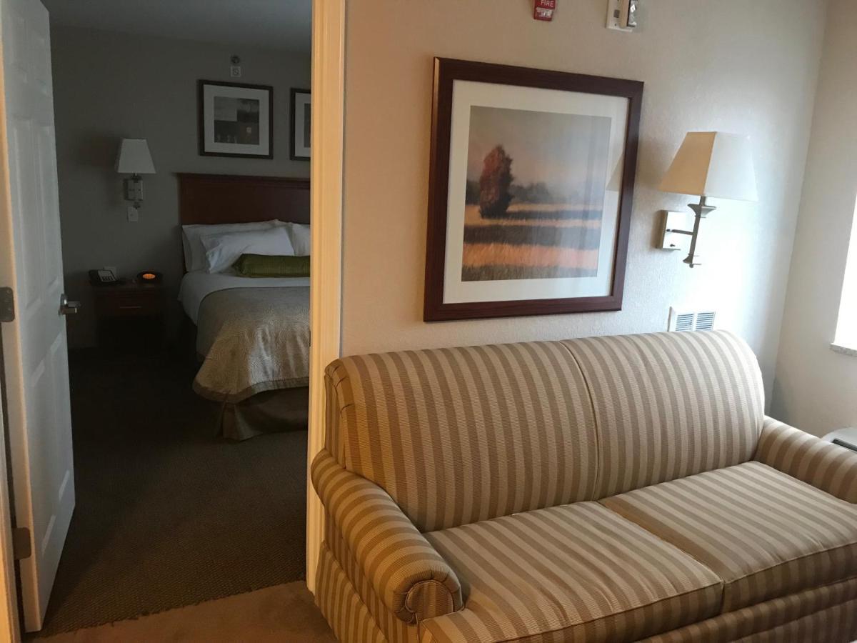 Candlewood Suites Kansas City Airport Exterior photo