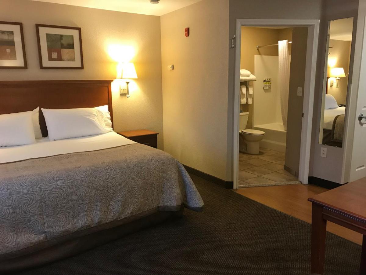 Candlewood Suites Kansas City Airport Exterior photo