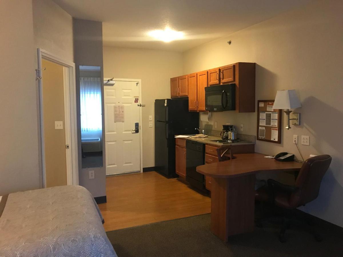 Candlewood Suites Kansas City Airport Exterior photo