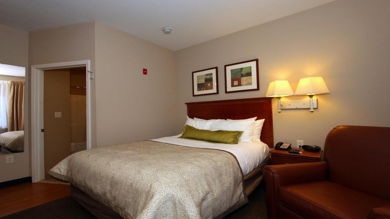 Candlewood Suites Kansas City Airport Exterior photo